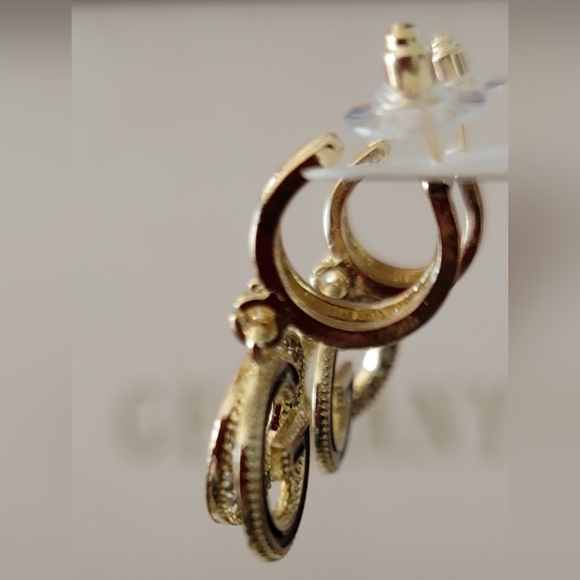 DOUBLE G LETTER EARRINGS. - Picture 6 of 10